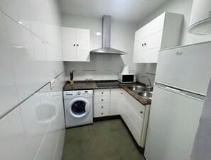Apartment | Private kitchen - Comfortable Conil Apartment by the Beach (Conil de la Frontera)