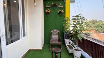 Suite, Air conditioning | Laptop workspace, rollaway beds, free WiFi, bed sheets