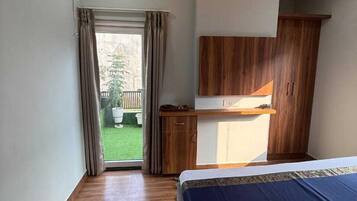 Suite, aircondition | Skrivebord for bærbar PC og ekstrasenger (mot et tillegg)