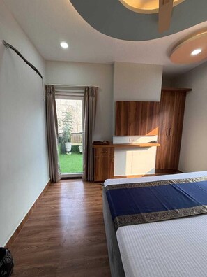 Espacio para trabajar con laptop y camas plegables/adicionales