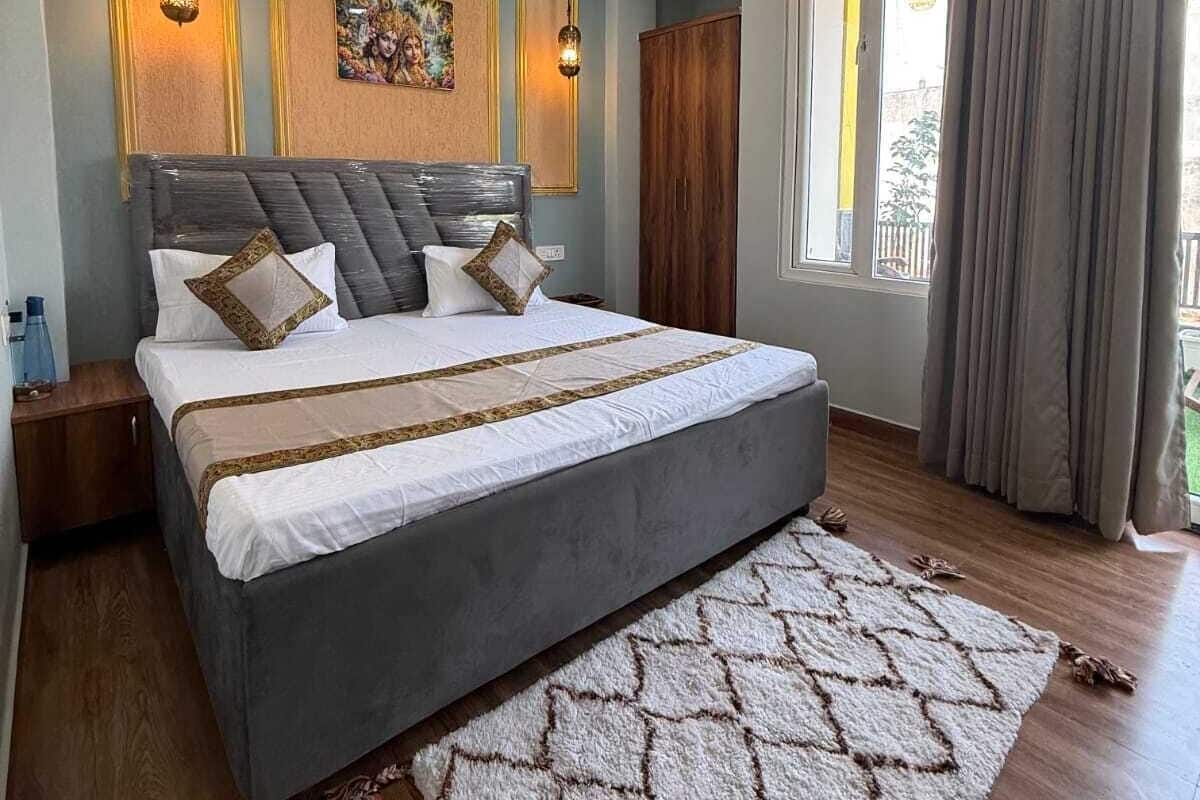 Luxury Room, Air conditioning | Laptop workspace, rollaway beds, free WiFi, bed sheets