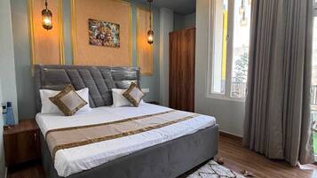 Luksusrom, aircondition | Skrivebord for bærbar PC og ekstrasenger (mot et tillegg)