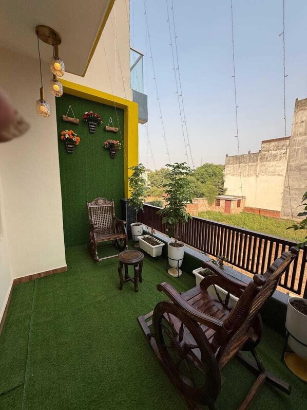 Suite, Air conditioning | Laptop workspace, rollaway beds, free WiFi, bed sheets - Room Racers (Varanasi)