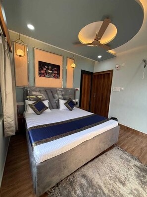 Deluxe Room, Air conditioning | Laptop workspace, rollaway beds, free WiFi, bed sheets - Room Racers (Varanasi)