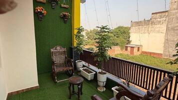 Suite, Air conditioning | Laptop workspace, rollaway beds, free WiFi, bed sheets