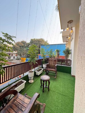 Suite, Air conditioning | Laptop workspace, rollaway beds, free WiFi, bed sheets - Room Racers (Varanasi)