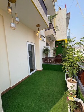 Suite, Air conditioning | Laptop workspace, rollaway beds, free WiFi, bed sheets