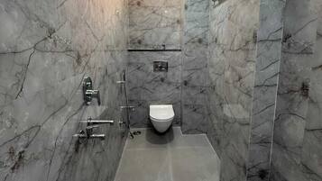 Suite, Air conditioning | Bathroom | Shower, free toiletries, towels, soap