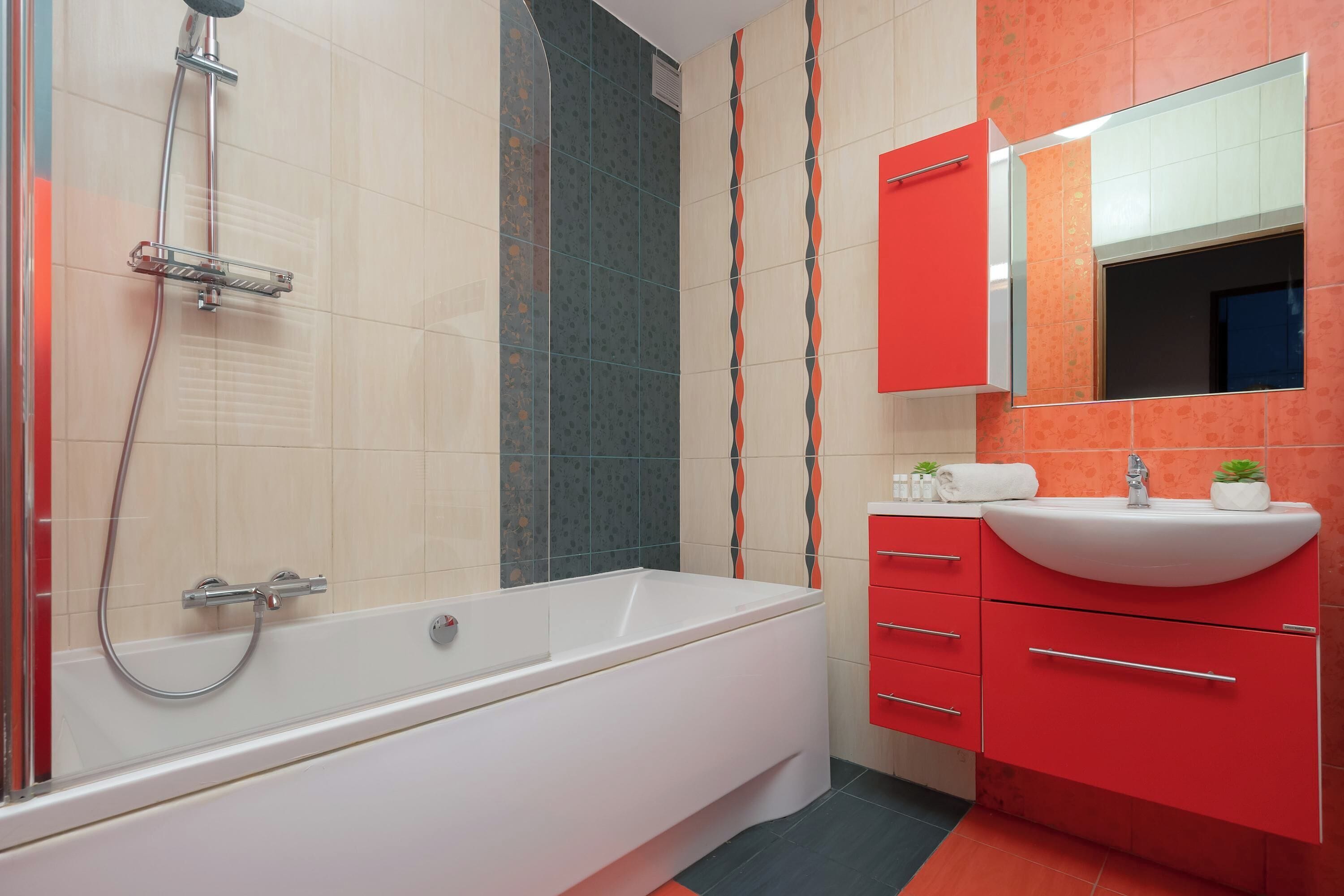 Een douche, een haardroger, handdoeken, shampoo