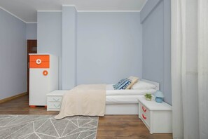 3 slaapkamers, een strijkplank/strijkijzer, reisbedje, wifi