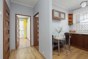 Dining - Comfortable Apartment | 3 Bedrooms | Parking. (Warszawa)