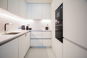 Cafeteira/chaleira, geladeira, micro-ondas, fogão