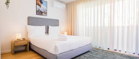 Iron/ironing board, Internet, bed sheets