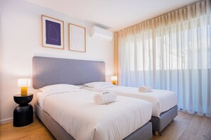 Ferros/tábuas de passar roupa, acesso à internet, roupa de cama