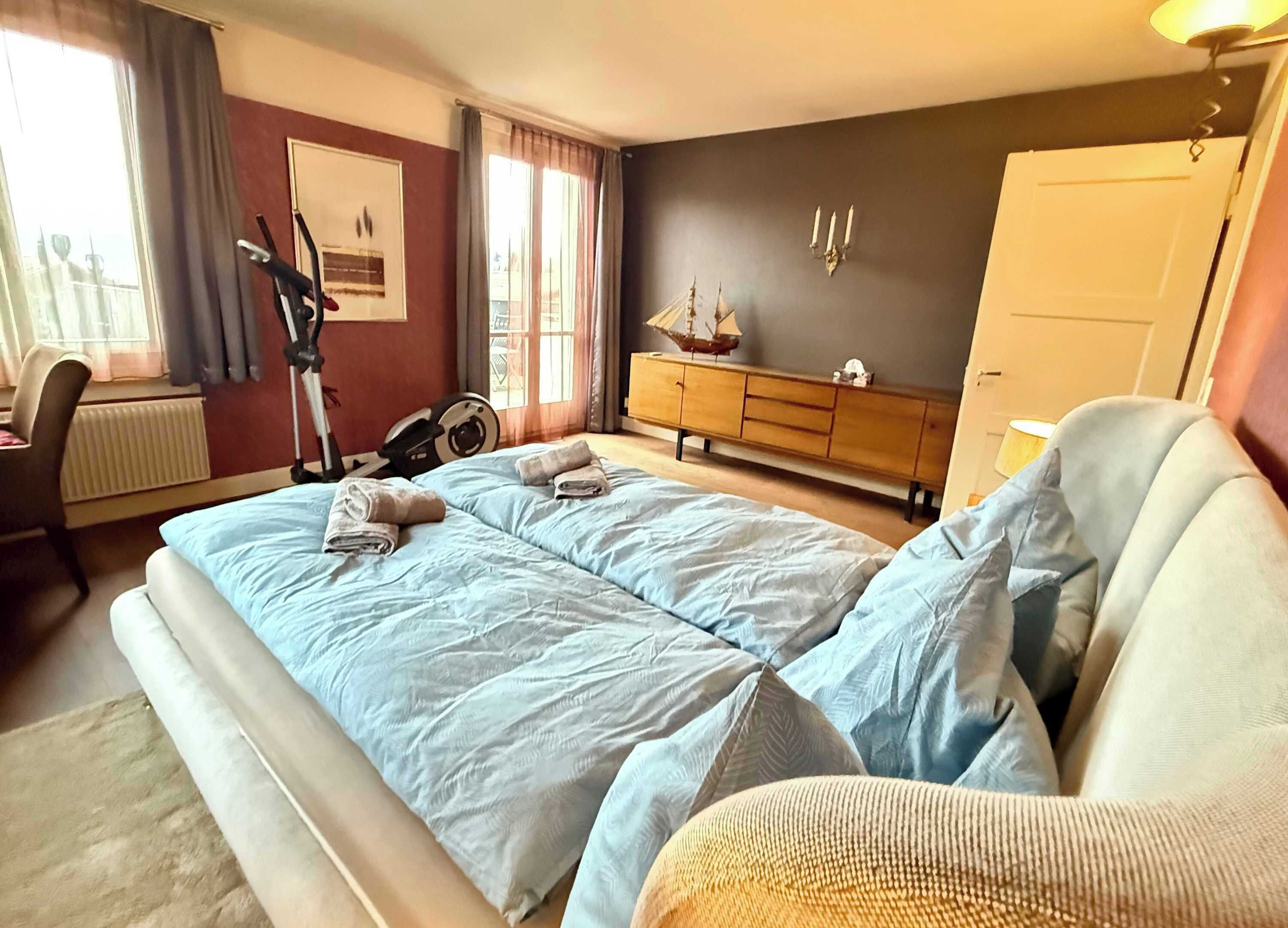 Travel crib, WiFi, bed sheets