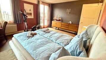 Travel crib, WiFi, bed sheets