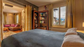 3 bedrooms, desk, travel crib, WiFi