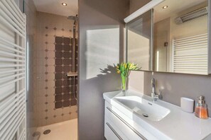 Dusche, kostenlose Toilettenartikel, Haartrockner, Handtücher