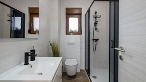 Douche, sèche-cheveux, serviettes fournies