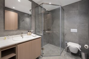Shower, hair dryer, bidet, towels - Modern 1BR Haven Near the Park, Offering Effortless Connectivity to Key Roads (Dubai)