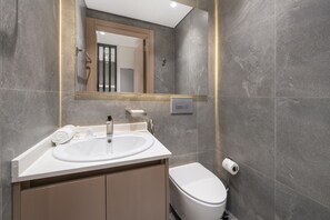 Shower, hair dryer, bidet, towels - Modern 1BR Haven Near the Park, Offering Effortless Connectivity to Key Roads (Dubai)