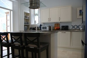 Réfrigérateur, four à micro-ondes, un four, surface de cuisson