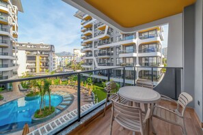Outdoor dining - Bright 1+1 Apartment in a Luxury Complex • Near the Beach (Alanya)