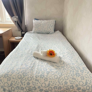 Basic Double Room, City View | Meja