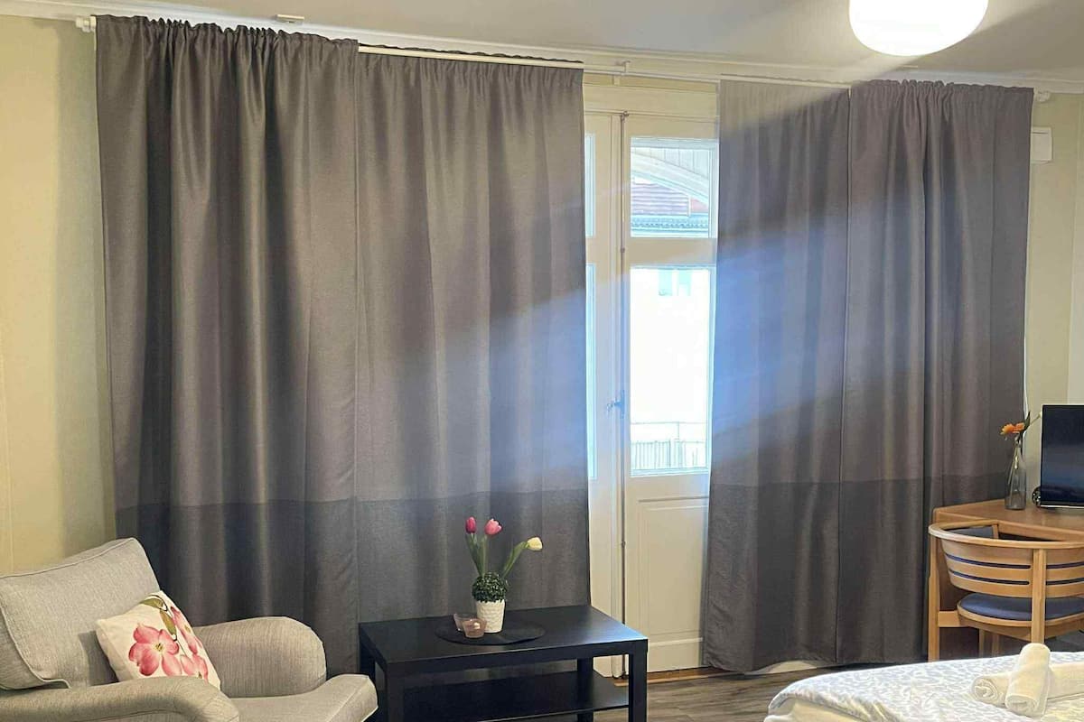 Basic Double Room, City View | Desk