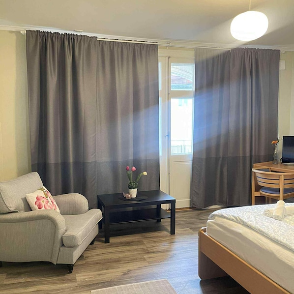 Basic Double Room, City View | Meja