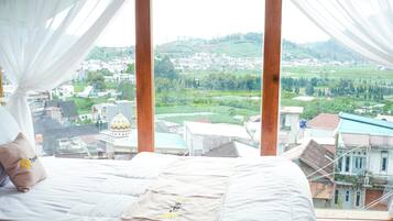 Family Villa, Garden View | Desk, free WiFi