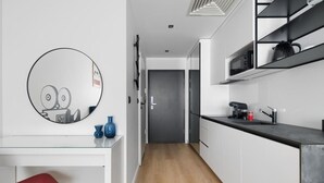 Studio Suite tiện nghi đơn giản | Bếp nhỏ riêng | Dụng cụ pha espresso, ấm điện 