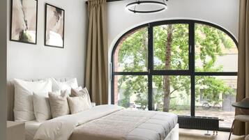 Deluxe Studio Suite, Courtyard View | Iron/ironing board, free WiFi, bed sheets