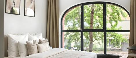 Deluxe Studio Suite, Courtyard View | Iron/ironing board, free WiFi, bed sheets