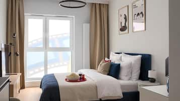 Tabla de planchar con plancha, wifi gratis y ropa de cama
