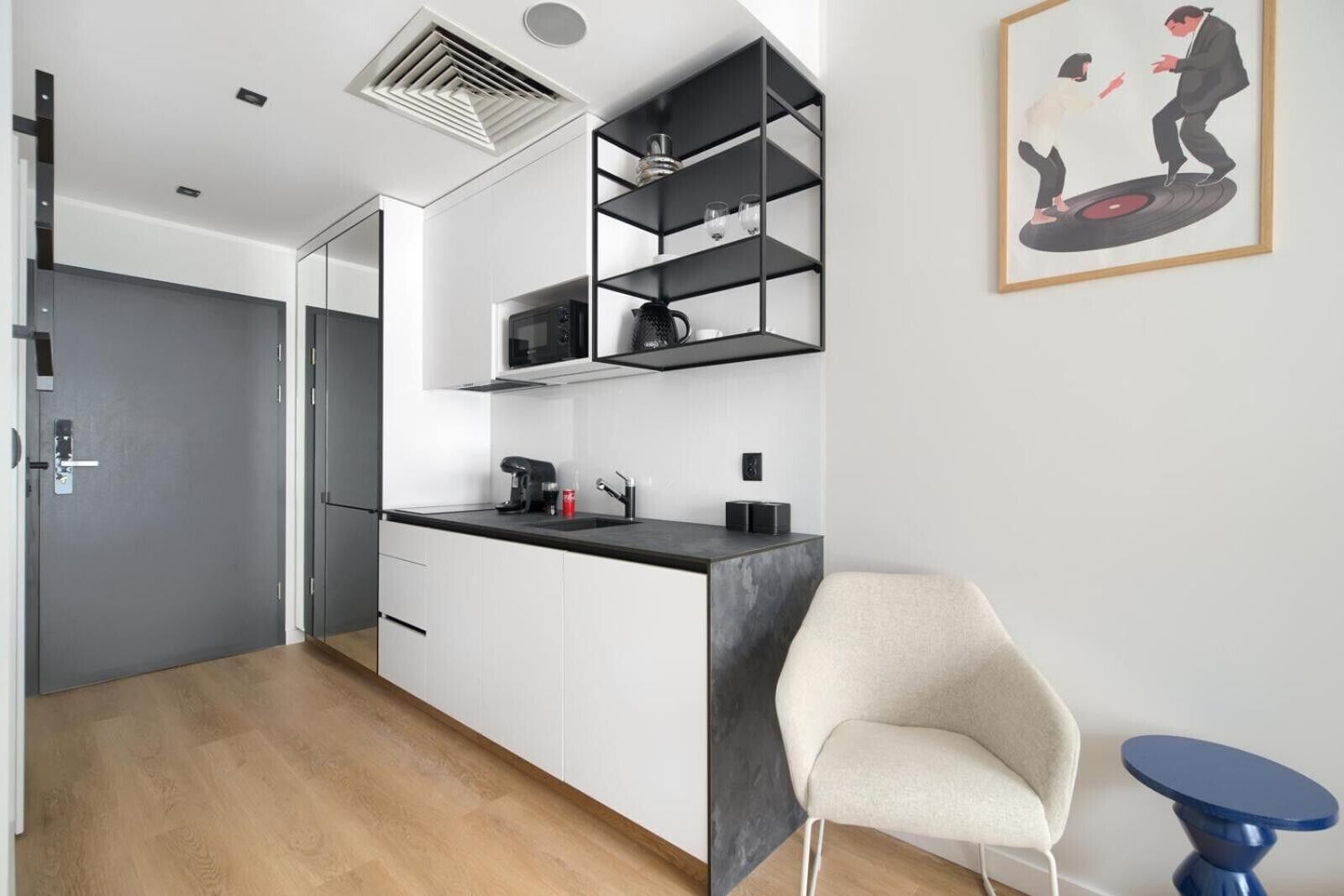 Comfort Studio Suite | Private kitchenette | Espresso maker, electric kettle