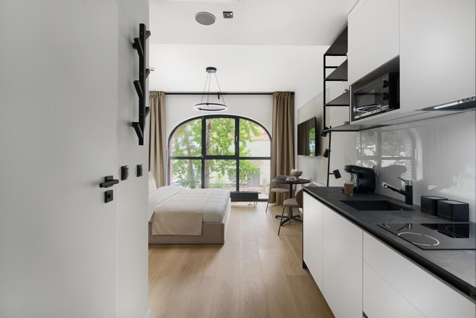 Tabla de planchar con plancha, wifi gratis y ropa de cama 