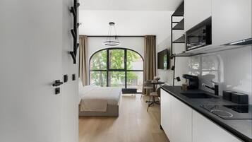 Deluxe Studio Suite, Courtyard View | Iron/ironing board, free WiFi, bed sheets