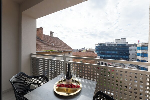 خزنة داخل الغرفة ومكتب ومساحة عمل للكمبيوتر المحمول وستائر تعتيم