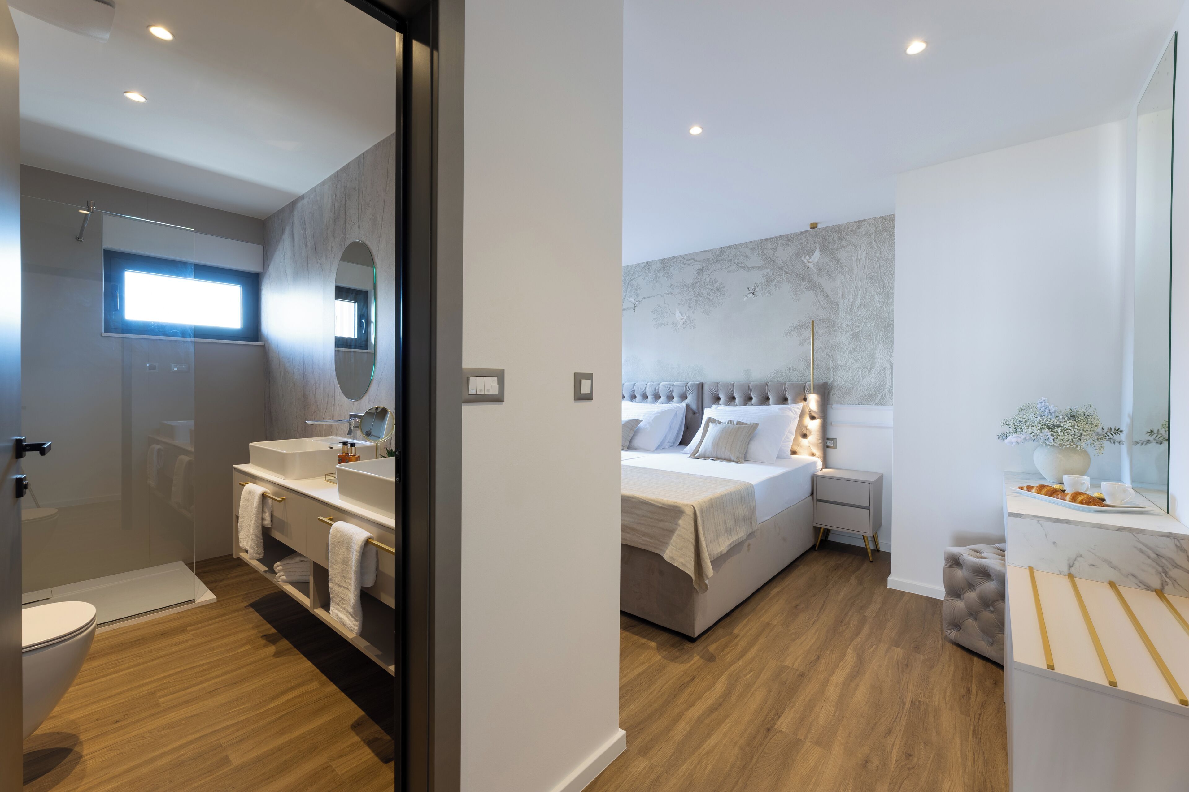 خزنة داخل الغرفة ومكتب ومساحة عمل للكمبيوتر المحمول وستائر تعتيم