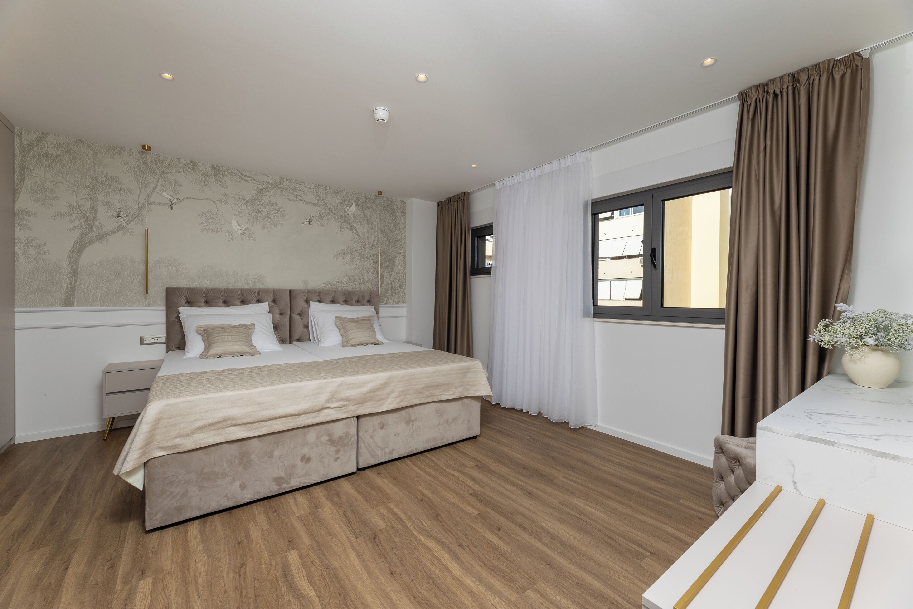 خزنة داخل الغرفة ومكتب ومساحة عمل للكمبيوتر المحمول وستائر تعتيم