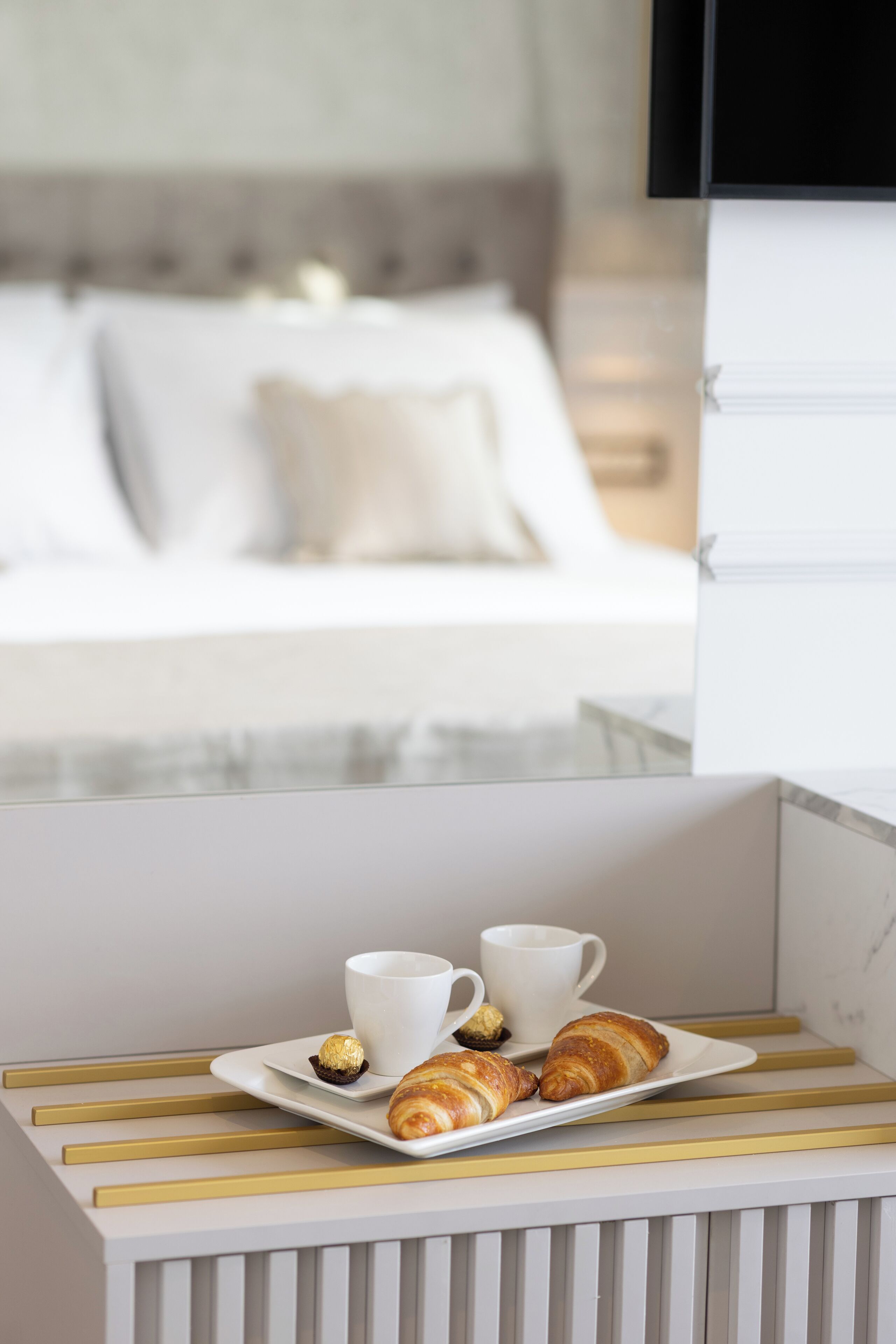 خزنة داخل الغرفة ومكتب ومساحة عمل للكمبيوتر المحمول وستائر تعتيم