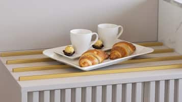 Comfort Apartment | In-room safe, desk, laptop workspace, blackout curtains