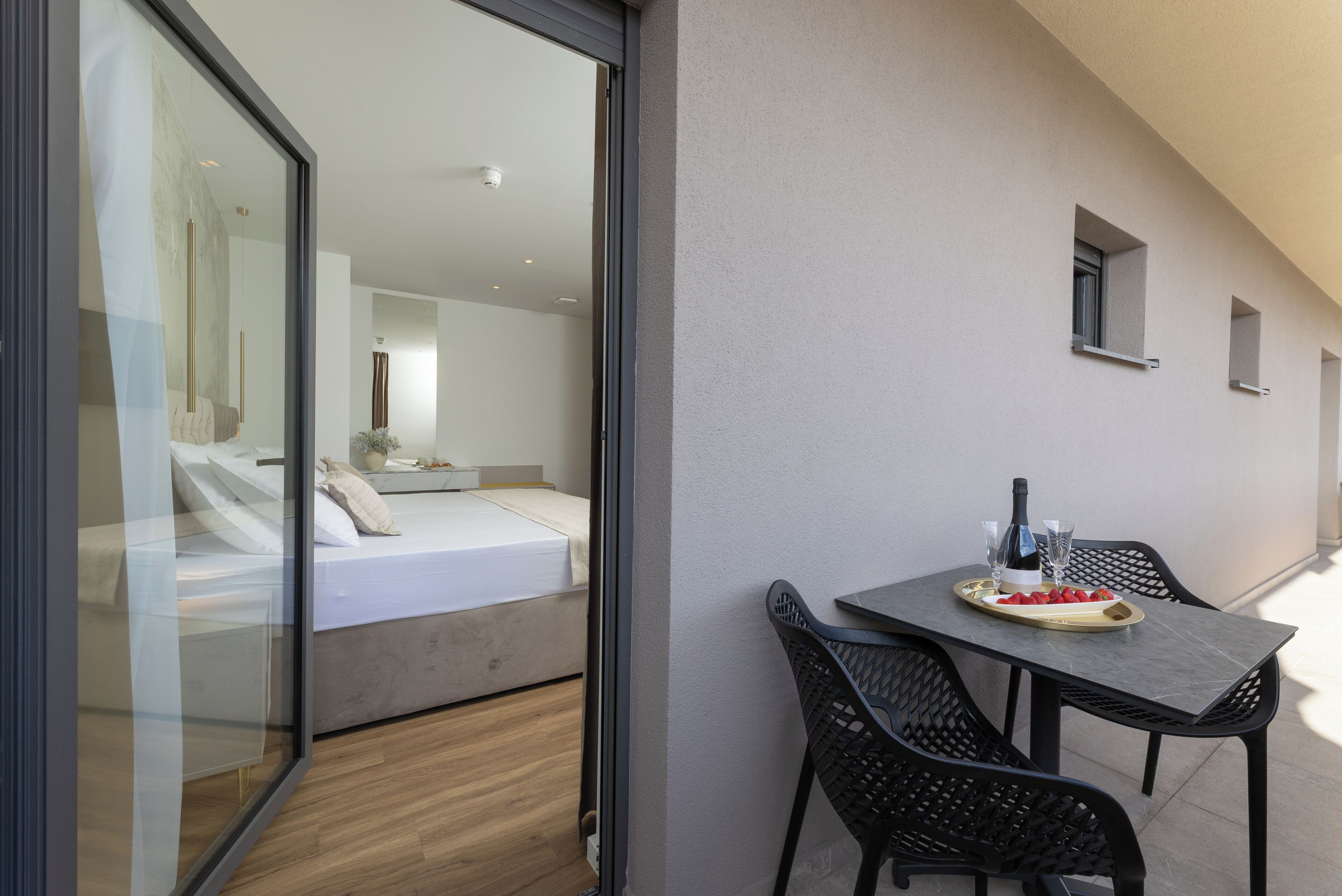 خزنة داخل الغرفة ومكتب ومساحة عمل للكمبيوتر المحمول وستائر تعتيم