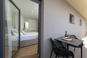 In-room safe, desk, laptop workspace, blackout curtains - Pictas Residence (Split)