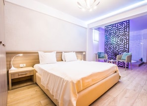 Kahden hengen deluxe-huone, parveke | Silitysrauta/-lauta, ilmainen Wi-Fi