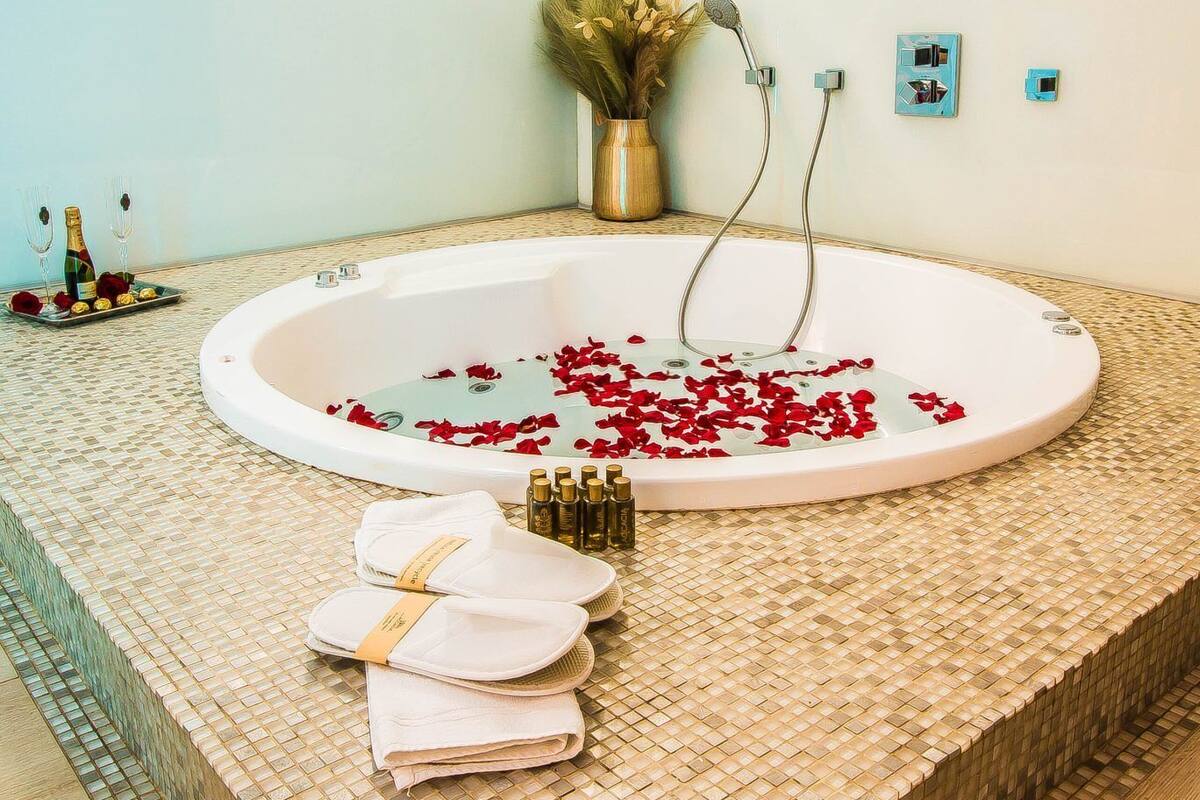 Romantisches Doppelzimmer, Balkon | Badezimmer | Badewanne, Haartrockner, Bademäntel, Hausschuhe