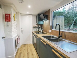 Dishwasher, cookware/dishes/utensils - Bumble Bee at 2 Clematis Cottage (Kidderminster)