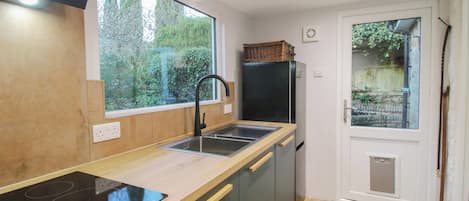 Lave-vaisselle, batterie de cuisine, vaisselle et ustensiles