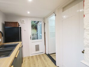 Dishwasher, cookware/dishes/utensils - Bumble Bee at 2 Clematis Cottage (Kidderminster)